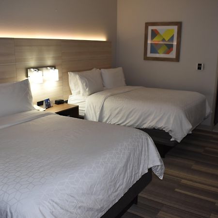 Holiday Inn Express Hotel & Suites Mcpherson By Ihg Exterior foto