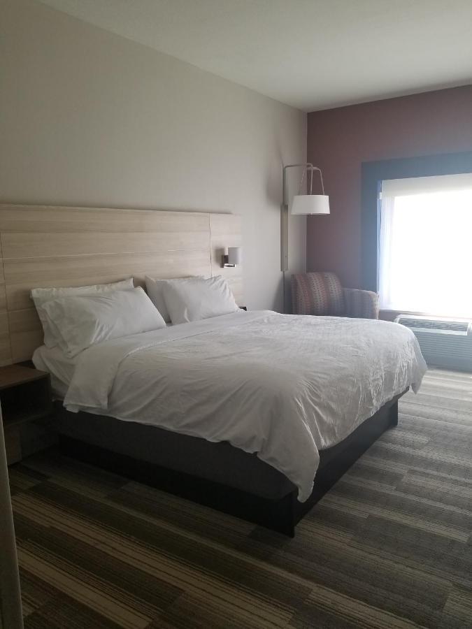 Holiday Inn Express Hotel & Suites Mcpherson By Ihg Exterior foto
