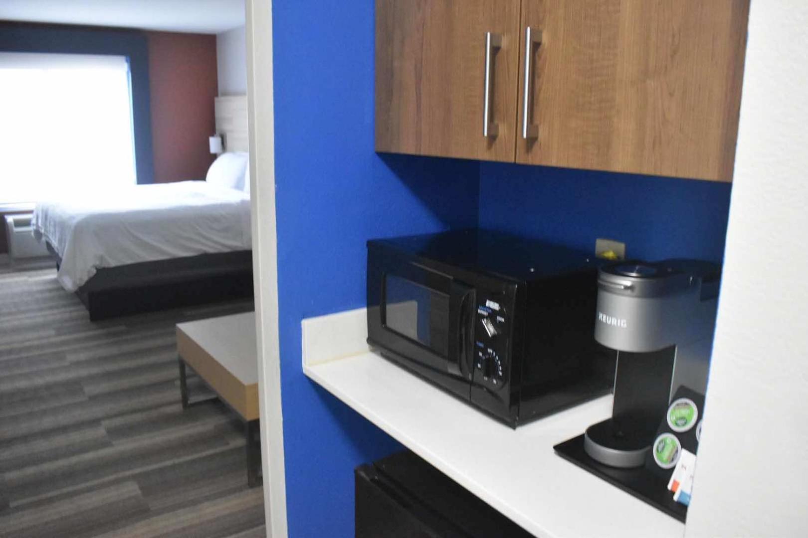 Holiday Inn Express Hotel & Suites Mcpherson By Ihg Exterior foto