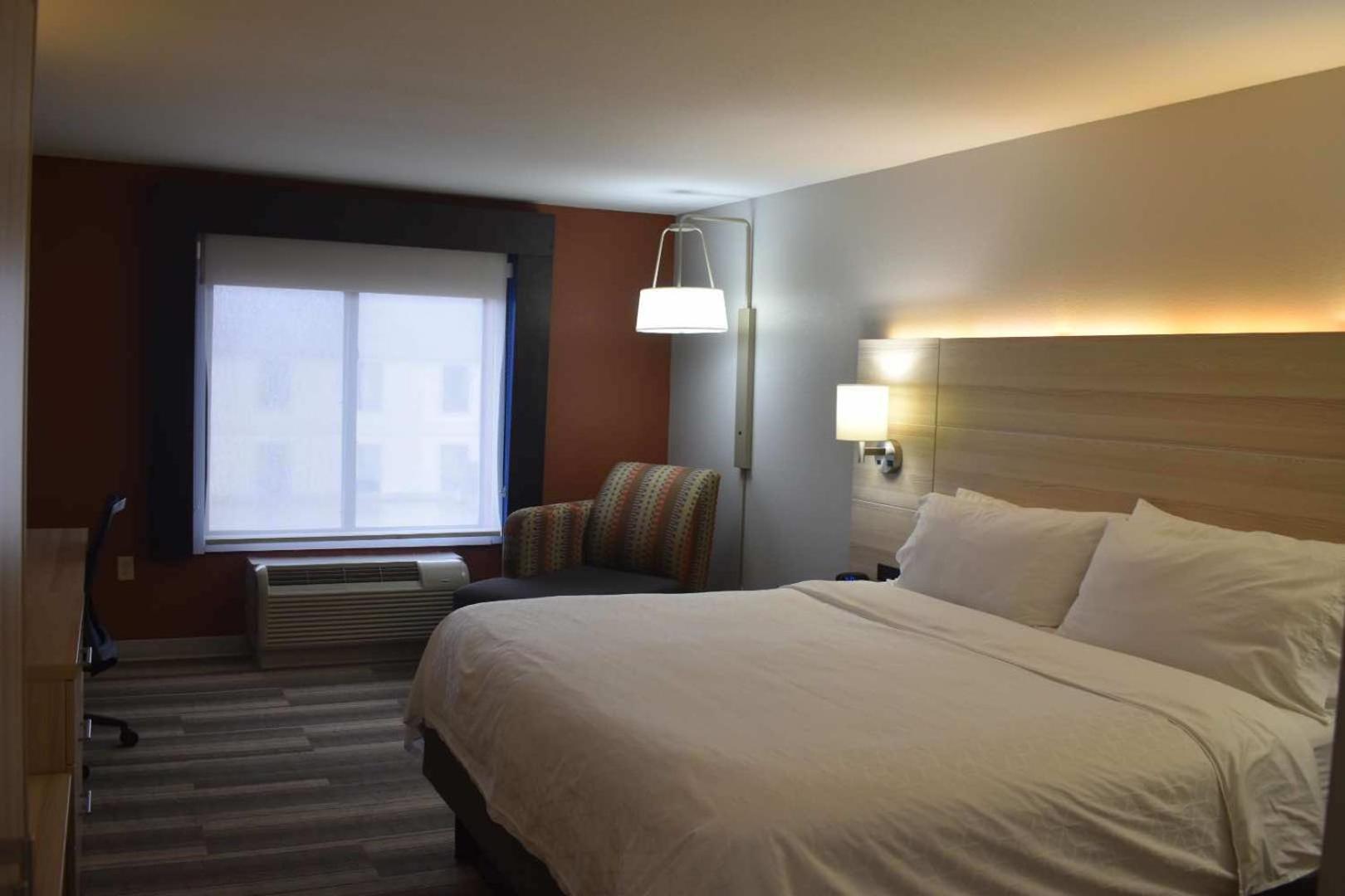 Holiday Inn Express Hotel & Suites Mcpherson By Ihg Exterior foto