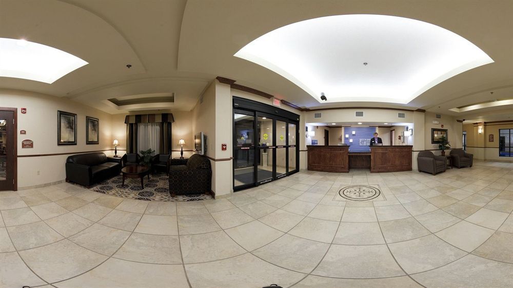 Holiday Inn Express Hotel & Suites Mcpherson By Ihg Exterior foto