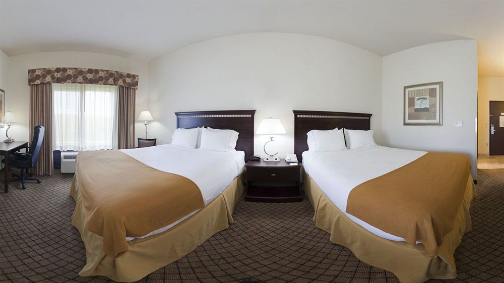 Holiday Inn Express Hotel & Suites Mcpherson By Ihg Exterior foto